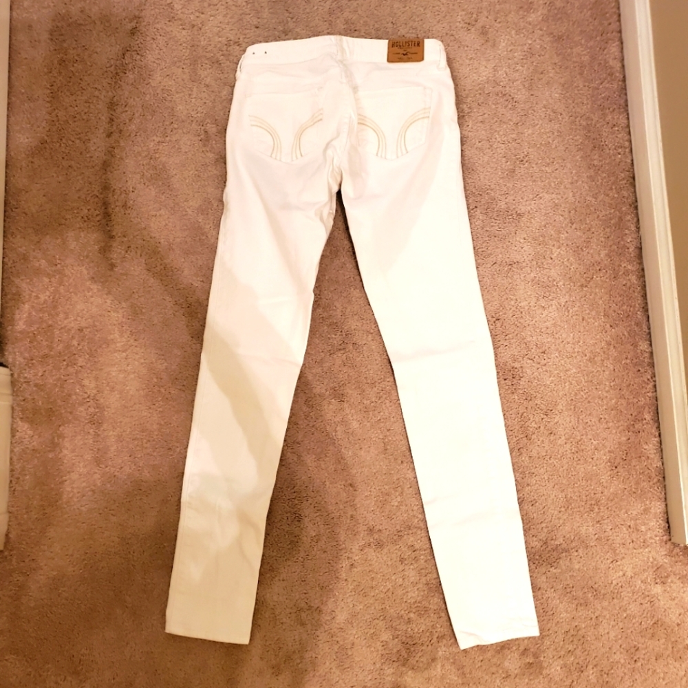 White Hollister skinny pants size 26 long.